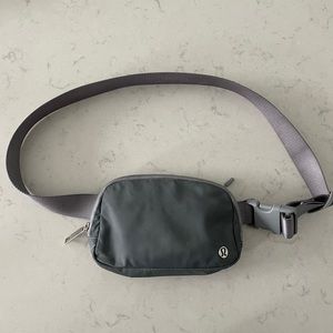 Lululemon Everywhere Belt Bag (grey)